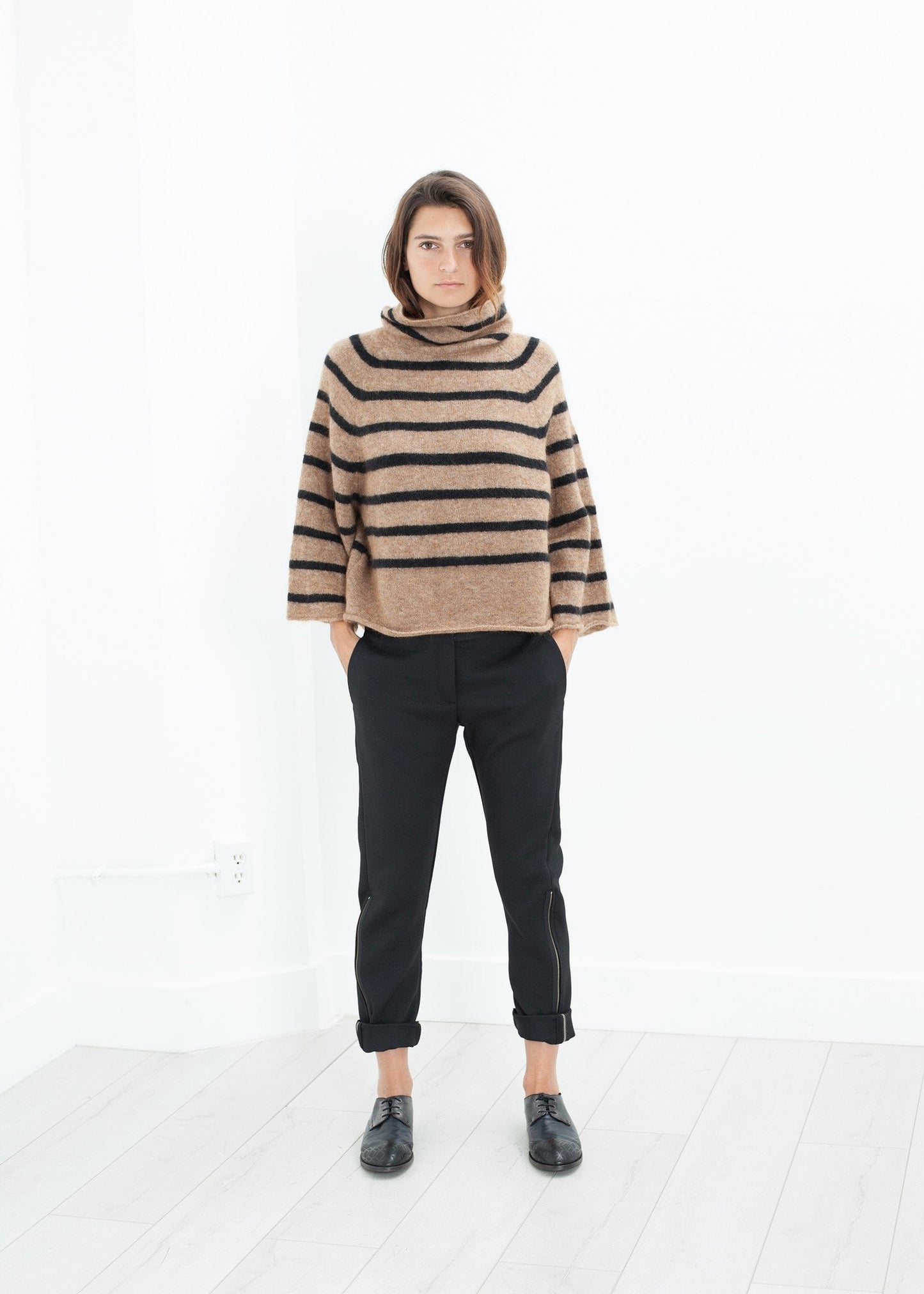 Side Zip Slim Pant in Black Hache