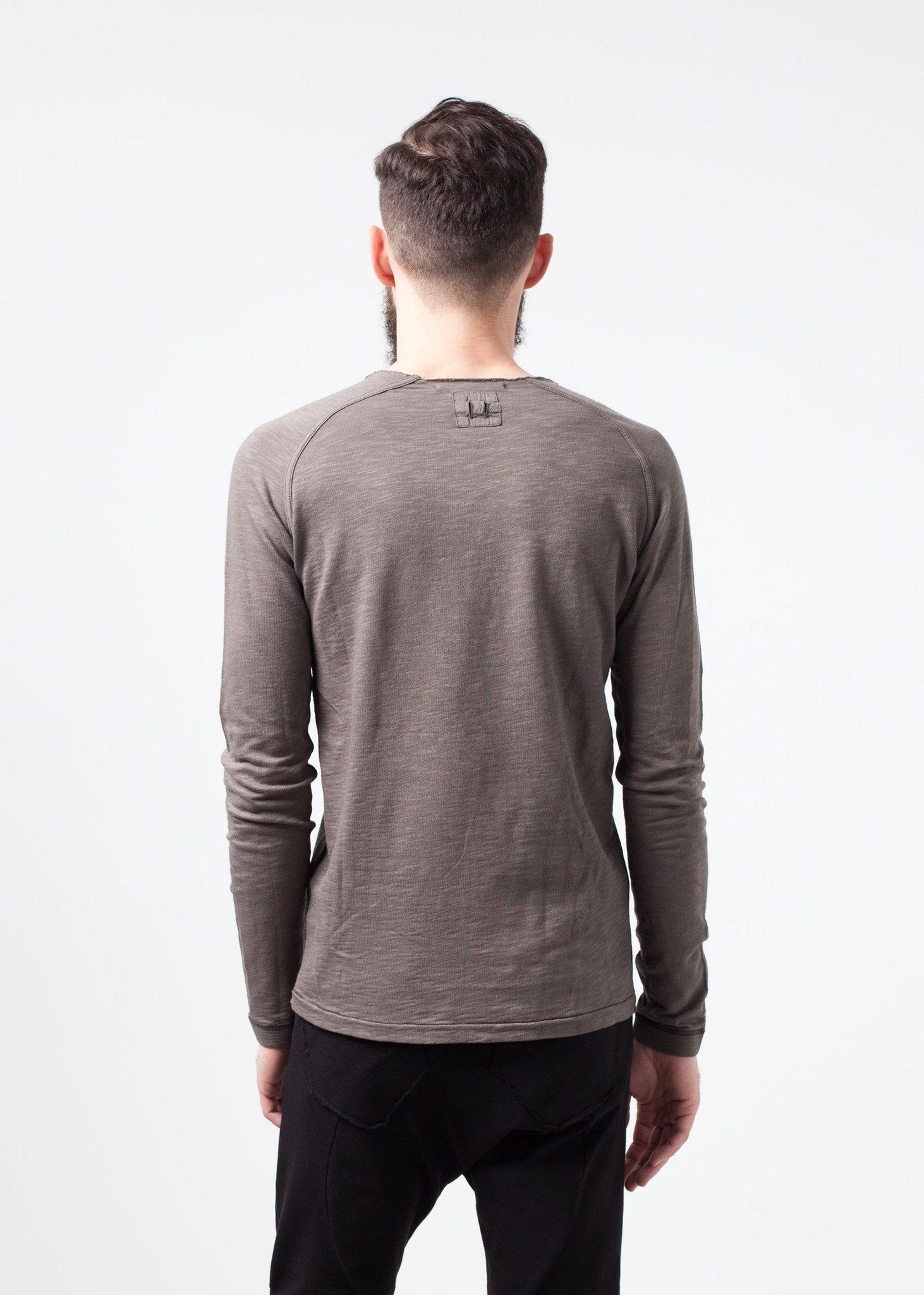 Daris Tee in Olive Hannes Roether