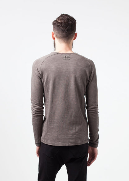 Daris Tee in Olive Hannes Roether