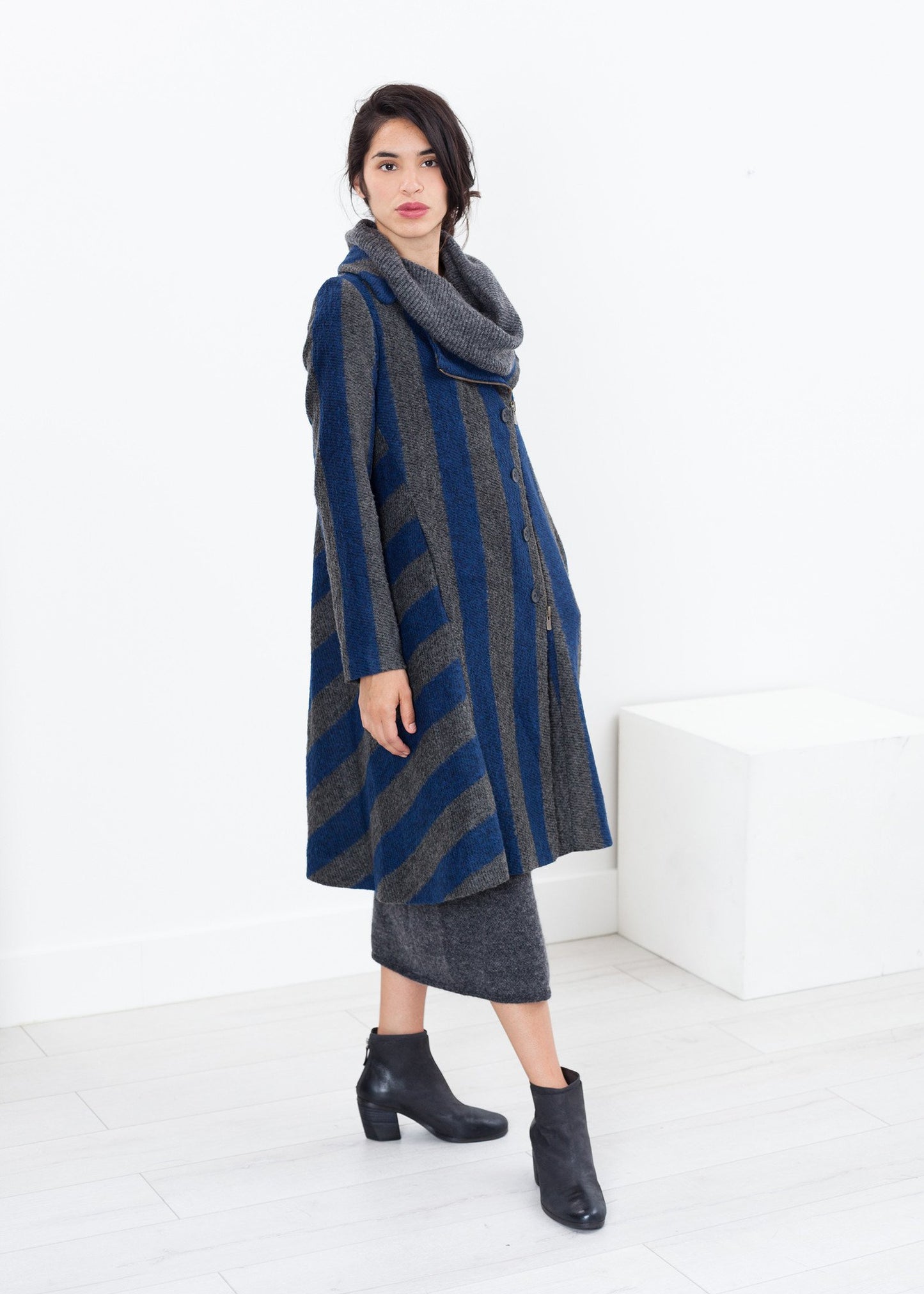 Petale Coat in Silver/Blue Lilith