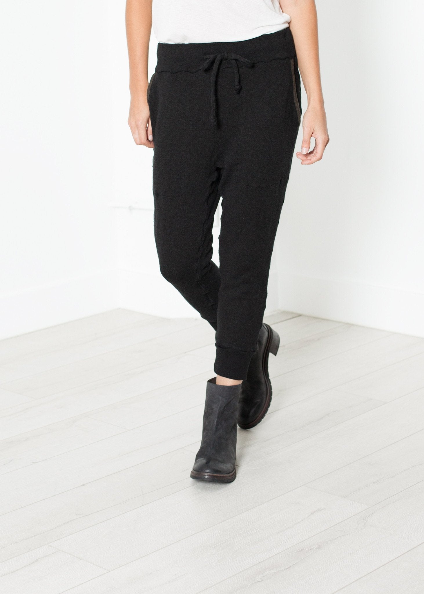 Highsoft Cropped Sweat in Black V:Room