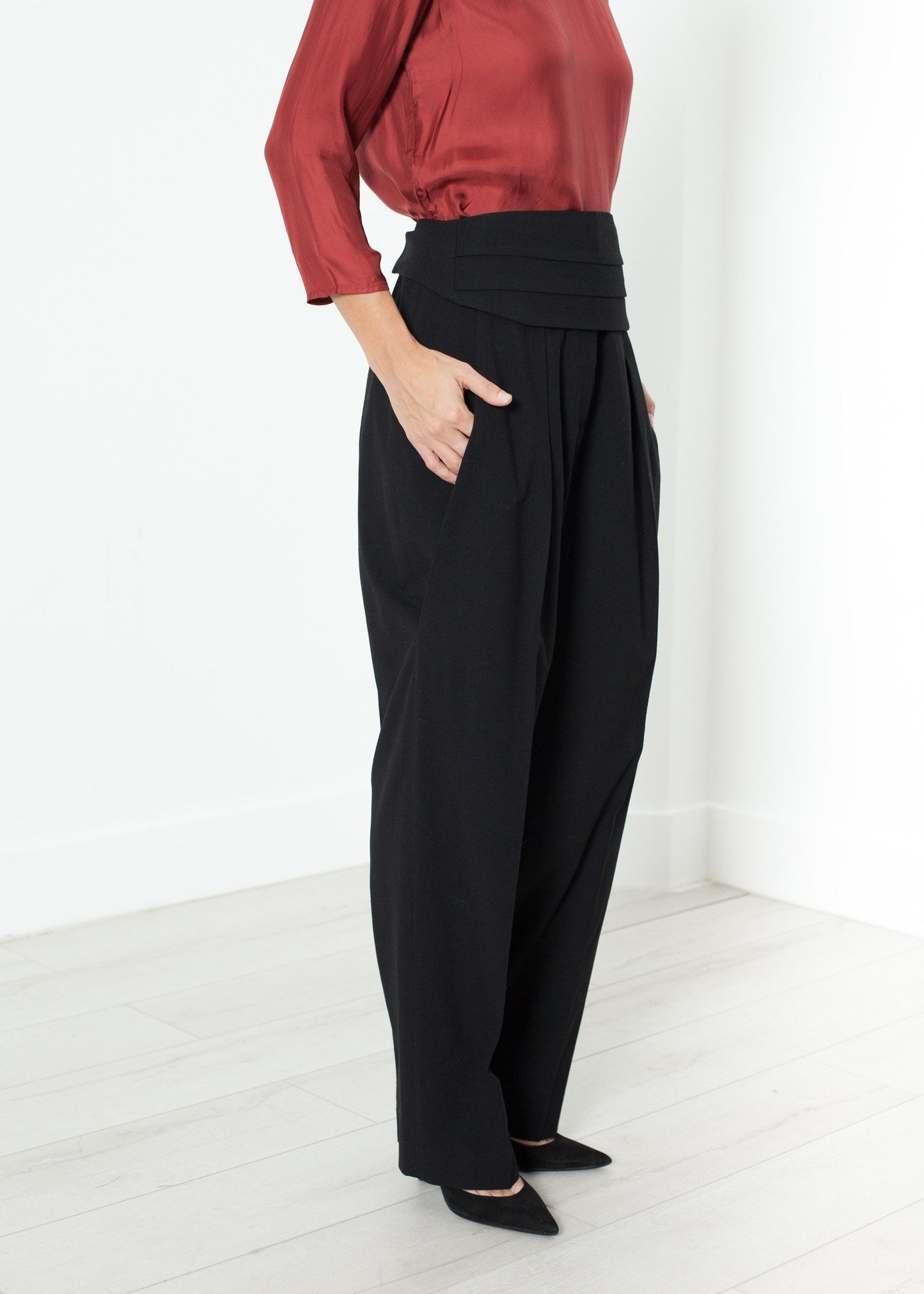 Pleated Waistband Trouser in Black Ter et Bantine