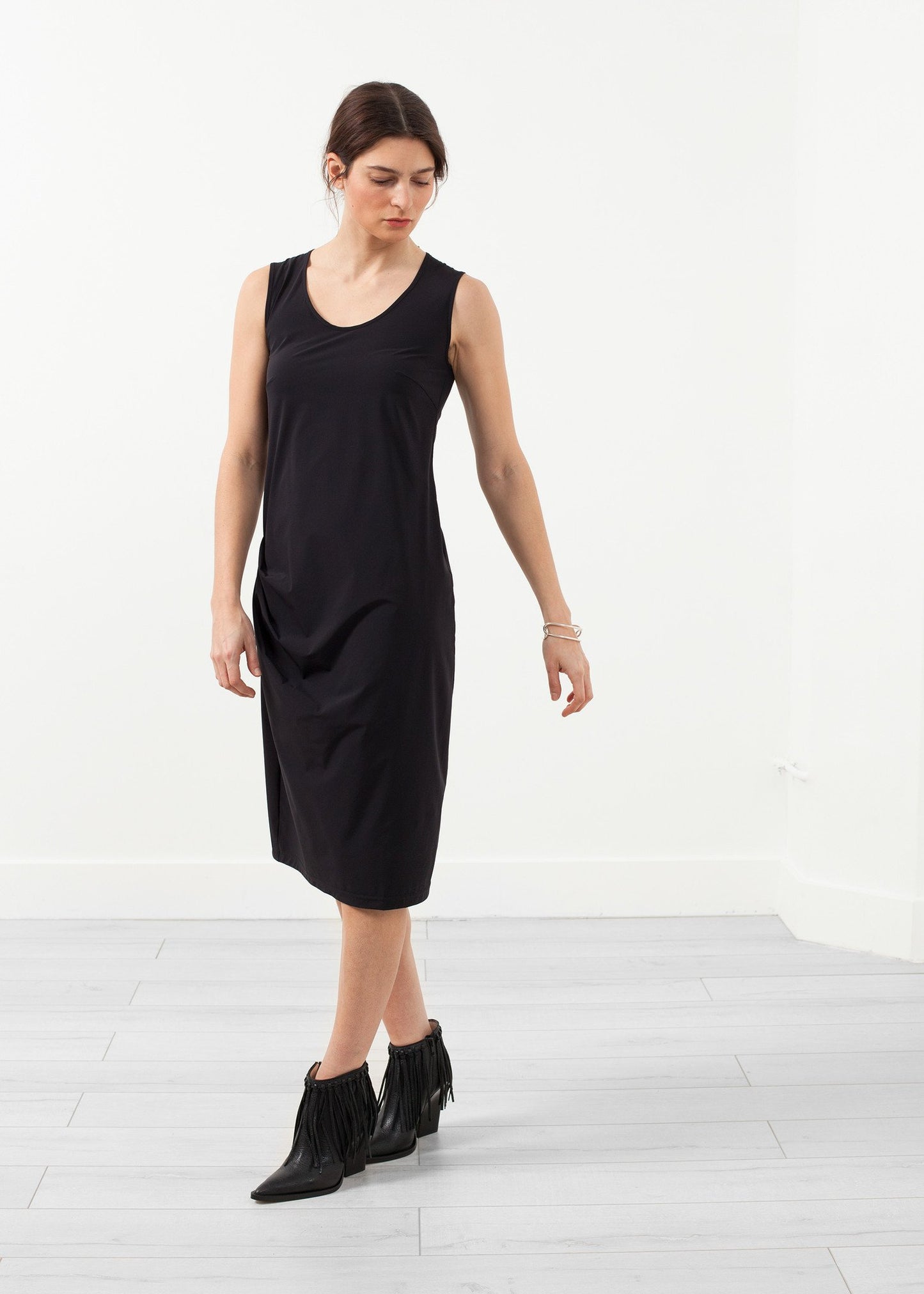 Sleeveless Fitted Dress Hovman