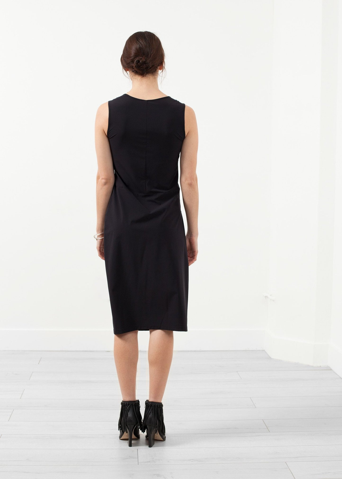 Sleeveless Fitted Dress Hovman