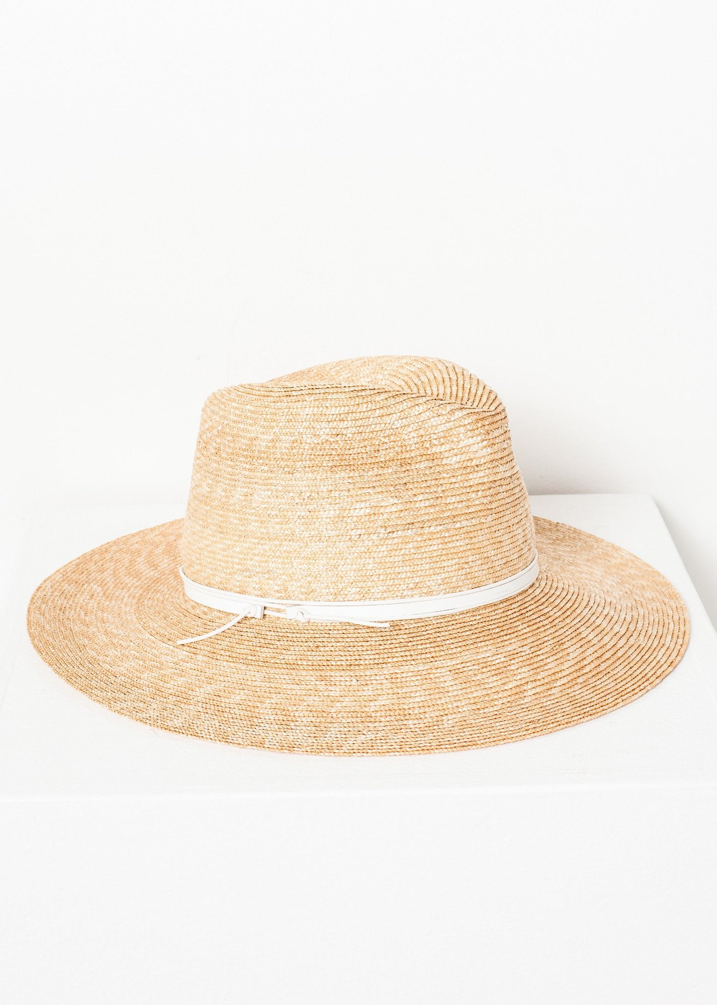 Wrapped Up Hat in Straw/White Lola